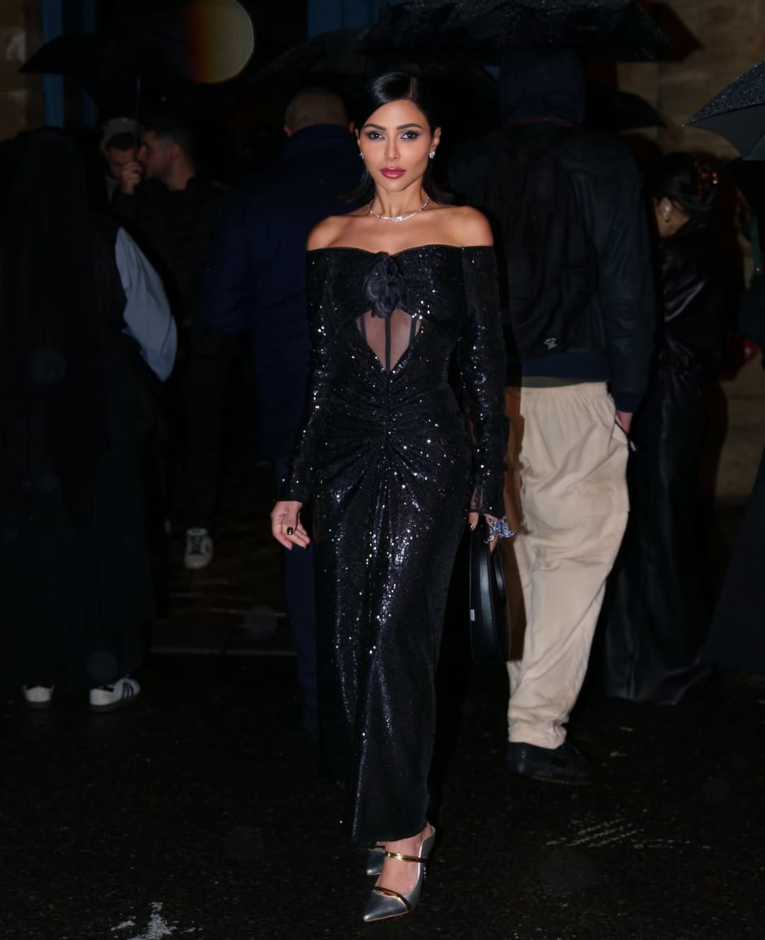 مهيرة عبد العزيز… أناقة سوداء تزداد بريقاً كل مرة