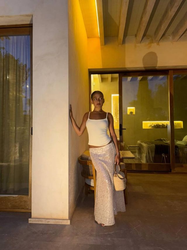 كنزي عمرو دياب تستعرض موضة الأبيض بقصّات جريئة