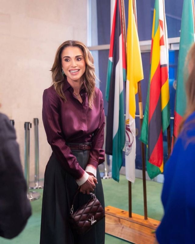 الملكة رانيا بقميص كلاسيكي باللون البورغندي