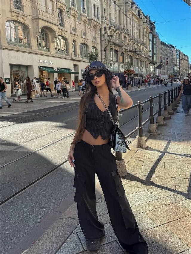 كيف تنسّق تيا ديب الكروب توب بإطلالات عصرية؟