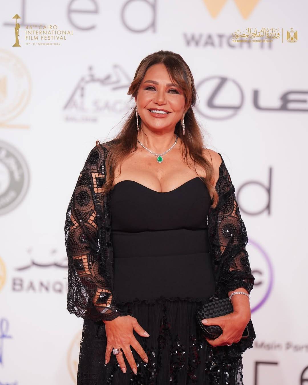 ختام مهرجان القاهرة السينمائي… النجمات يسطعن بأناقة فاخرة على السجادة الحمراء