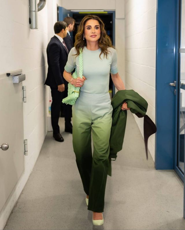 الملكة رانيا بإطلالة باللون الأخضر 