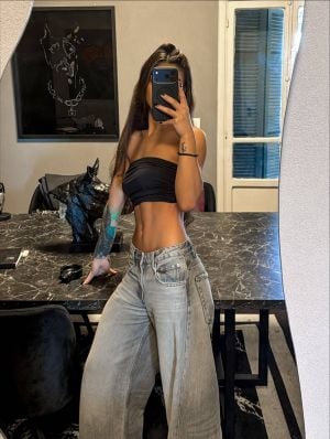 تيا ديب ابنة نوال الزغبي تعتمد موضة الكروب توب بأسلوب شبابي عصري في إطلالات كثيرة