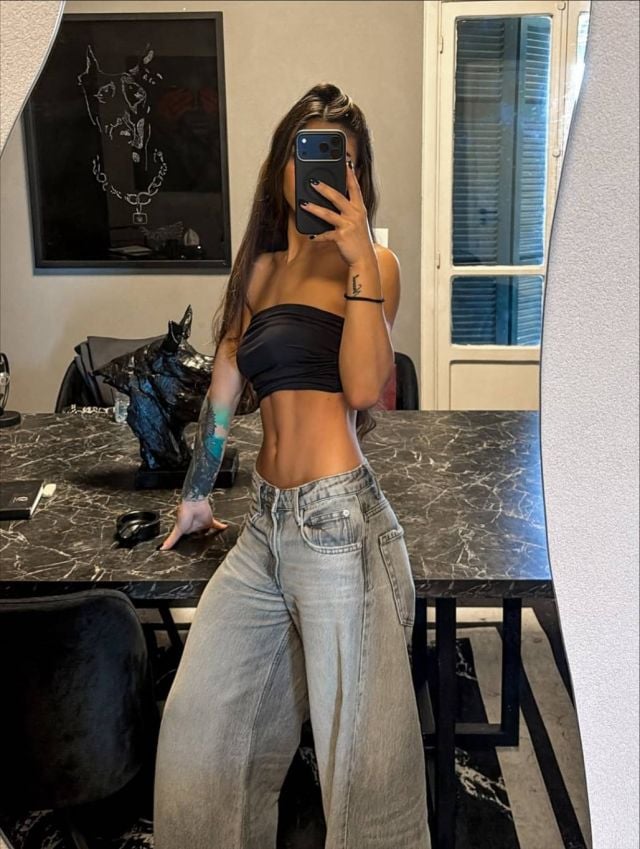 تيا ديب ابنة نوال الزغبي تعتمد موضة الكروب توب بأسلوب شبابي عصري في إطلالات كثيرة