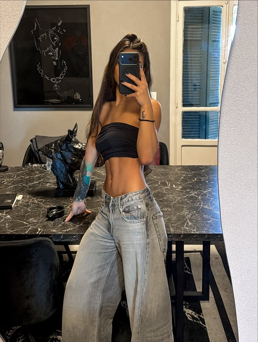 موضة الكروب توب تسيطر على إطلالات تيا ديب اليومية موضة الكروب توب تسيطر على إطلالات تيا ديب اليومية