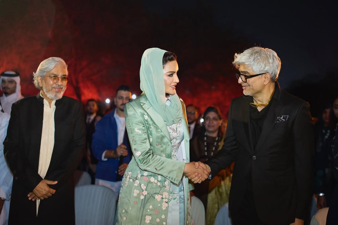 الشيخة موزا بفستان ومعطف بأسلوب منقش برسمات وردية