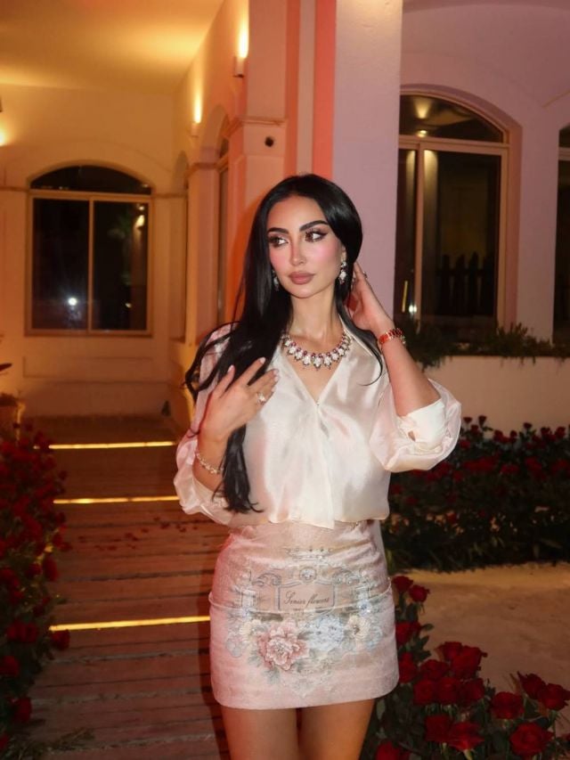 نور الغندور بإطلالة عيد ميلاد تنبض بالأنوثة