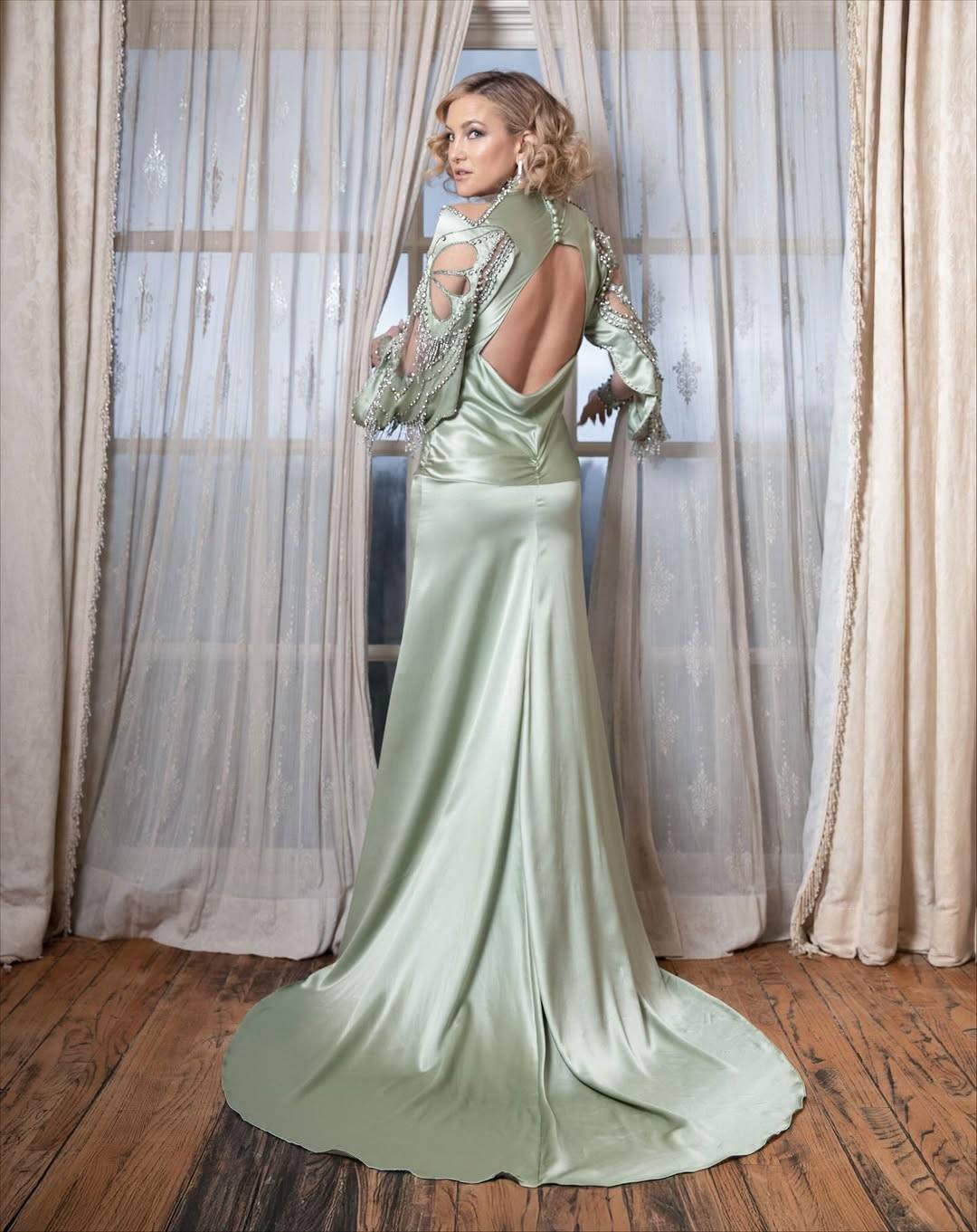 كيت هدسون تتألق بالحرير الأخضر وتسريحة شعر البوب