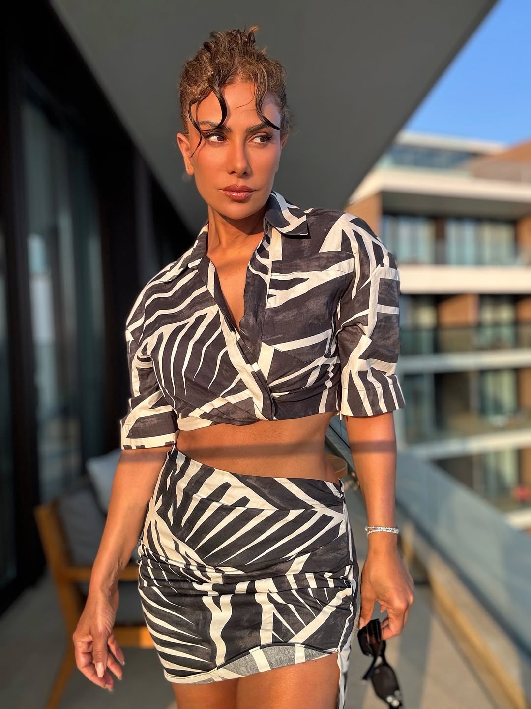صبا مبارك بقميص كروب وتنورة ضيقة بنقشة الزيبرا