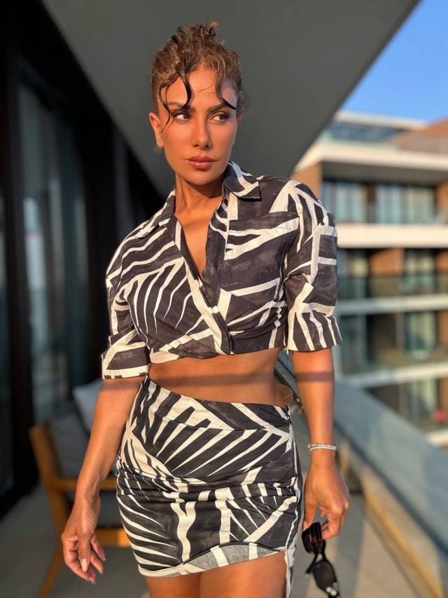 صبا مبارك بقميص كروب وتنورة ضيّقة بنقشة الزيبرا