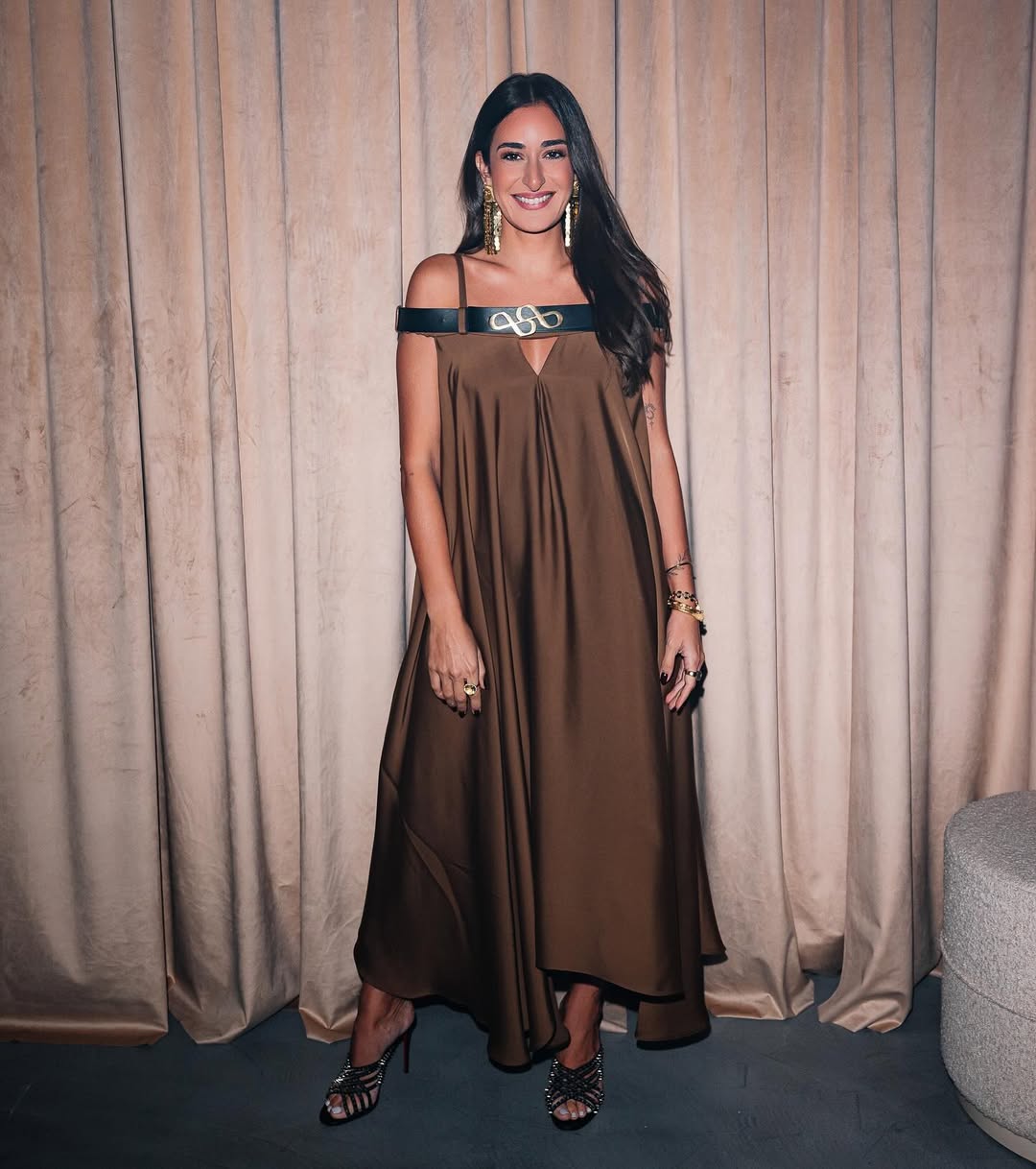 أمينة خليل تكسر روتين إطلالاتها بفستان يجمع الساتان والجلد أمينة خليل تكسر روتين إطلالاتها بفستان يجمع الساتان والجلد