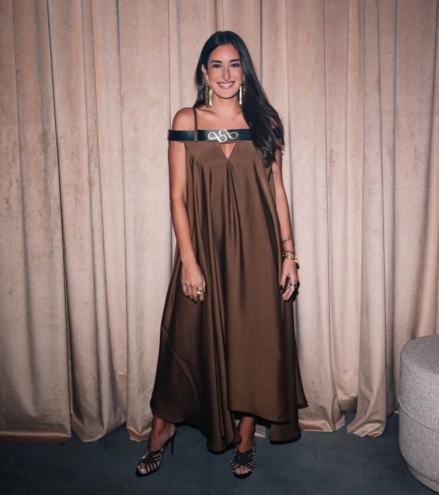 أمينة خليل تكسر روتين إطلالاتها بفستان يجمع الساتان والجلد 