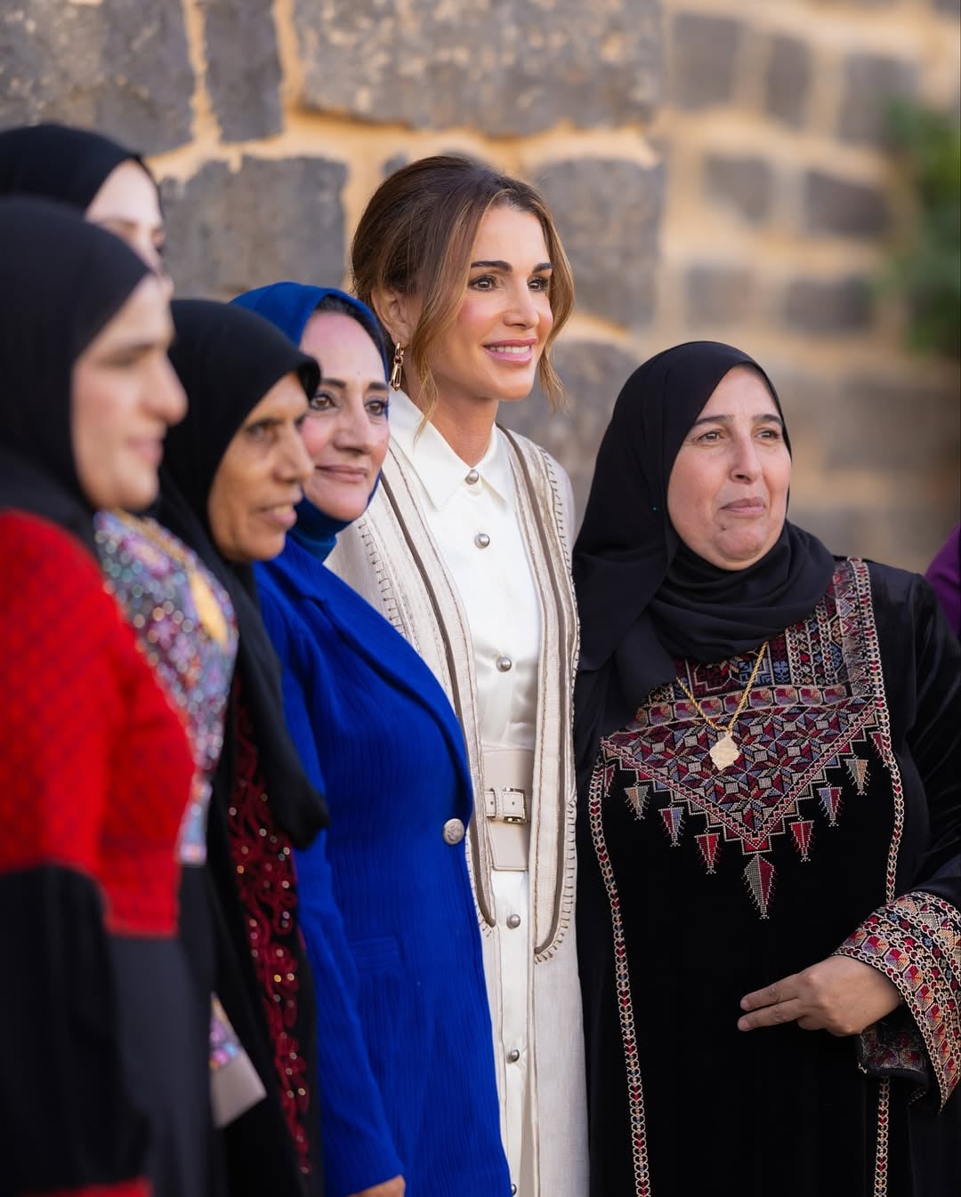 الملكة رانيا تلتقي سيدات المفرق في أم الجمال بإطلالة بيضاء أنيقة