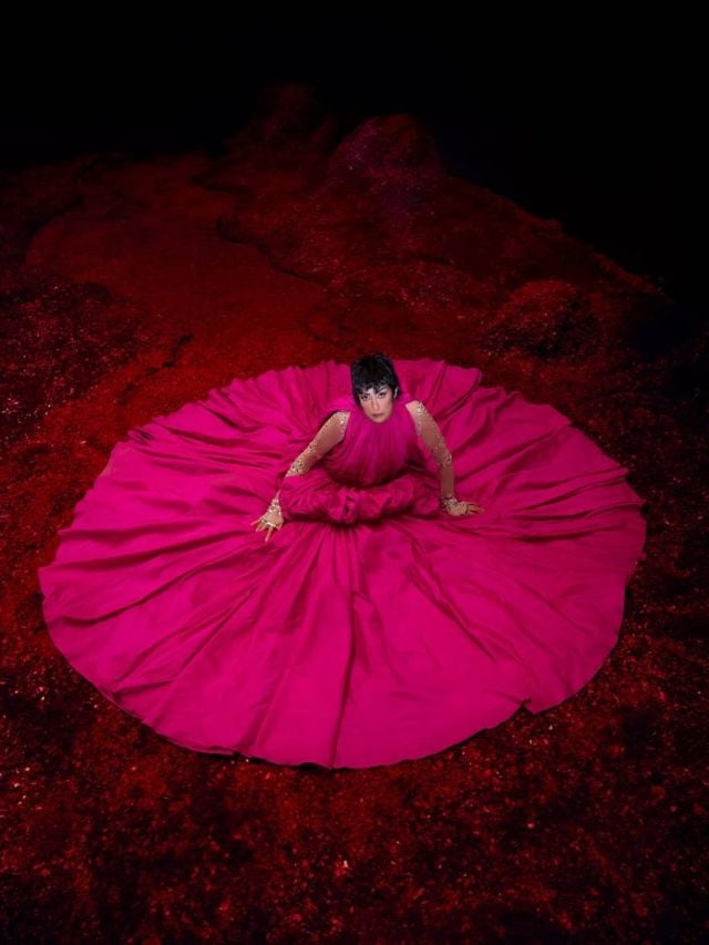 غادة عبد الرازق بفستان فوشيا بطابع مسرحي 