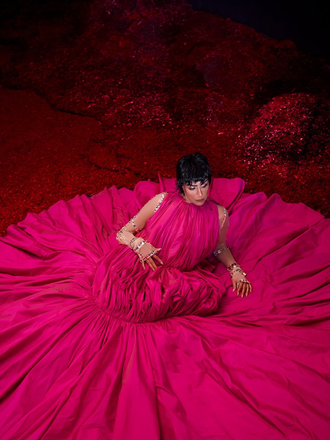 غادة عبد الرازق بفستان فوشيا بطابع مسرحي غادة عبد الرازق بفستان فوشيا بطابع مسرحي