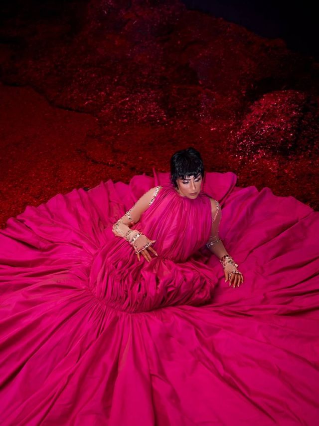 غادة عبد الرازق بفستان فوشيا بطابع مسرحي 