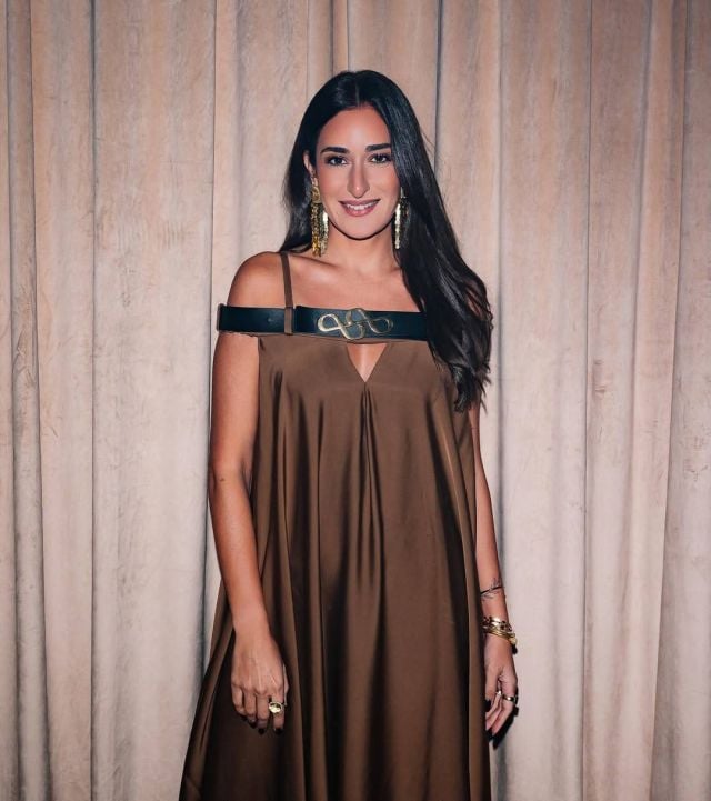 أمينة خليل تكسر روتين إطلالاتها بفستان يجمع الساتان والجلد 