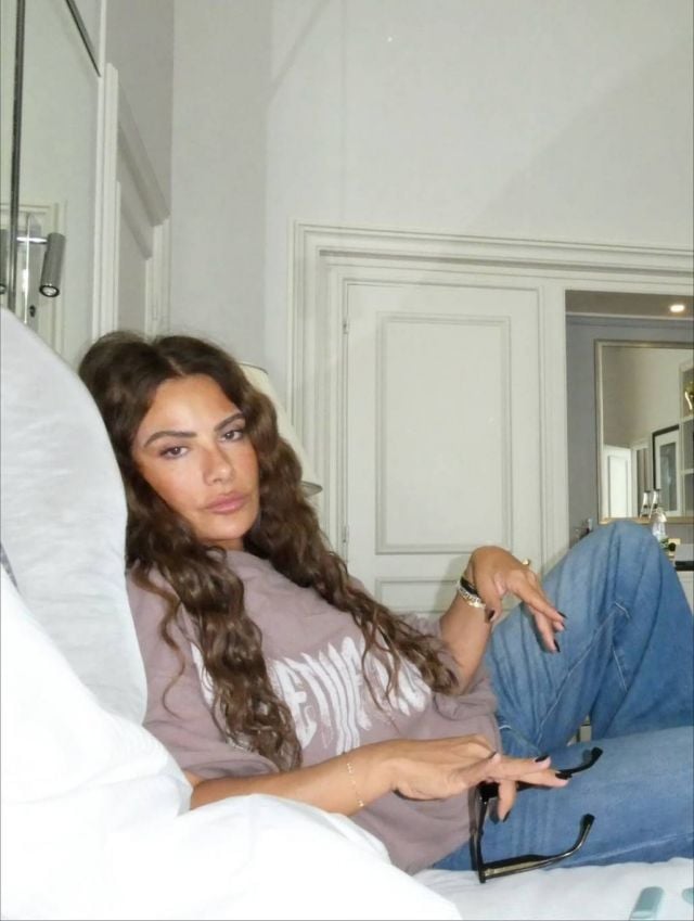 صبا مبارك بجينز واسع وتي- شيرت 