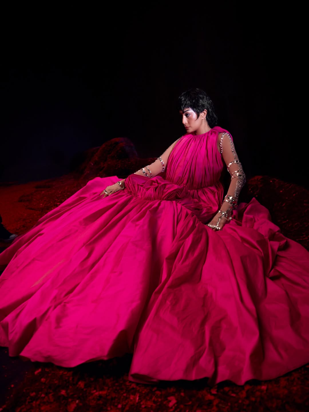 غادة عبد الرازق بفستان فوشيا بطابع مسرحي غادة عبد الرازق بفستان فوشيا بطابع مسرحي