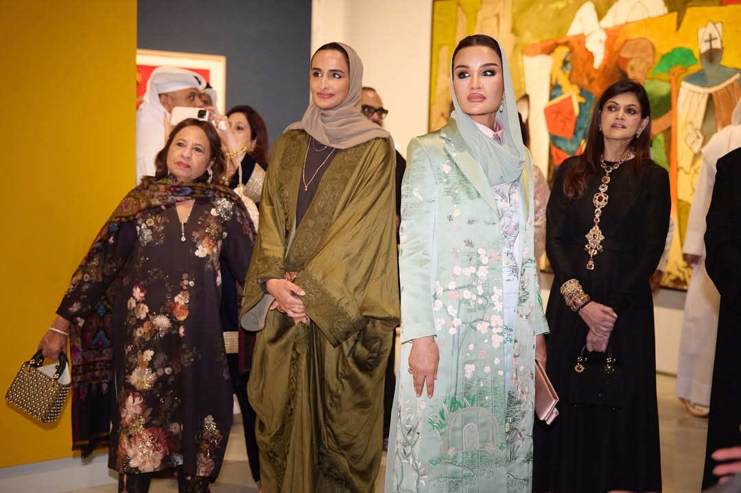 الشيخة موزا بفستان ومعطف بأسلوب منقش برسمات وردية