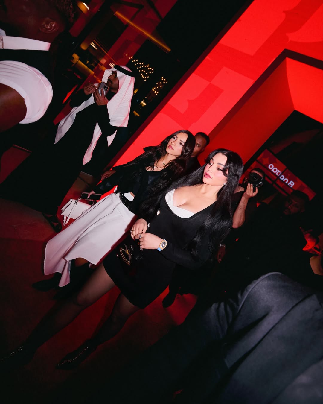 هيفاء وهبي تتألق بفستان بالمان الأسود بطابع ريترو جذاب