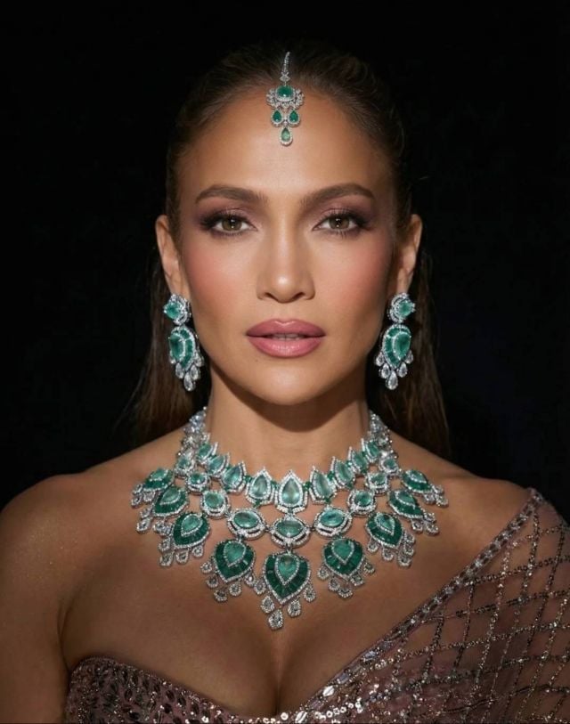 جينيفر لوبيز تتألق بالساري الهندي التقليدي