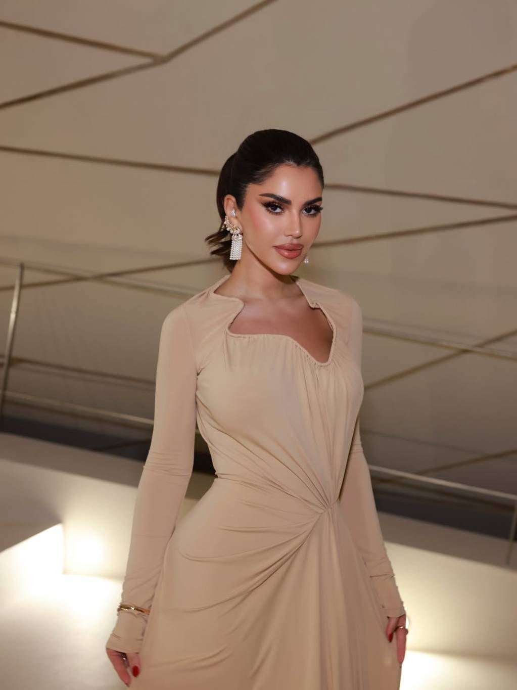 نجود الرميحي تنسّق فستانها الأنيق بطريقة مميزة 