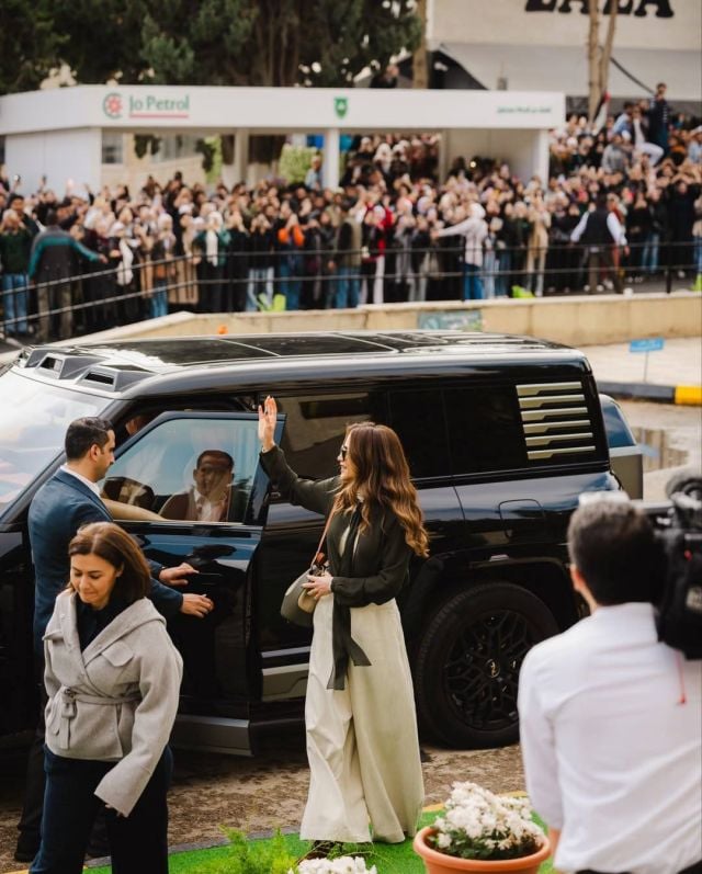 الملكة رانيا تتألق بإطلالة عصرية متناسقة في زيارتها الى الجامعة الأردنية