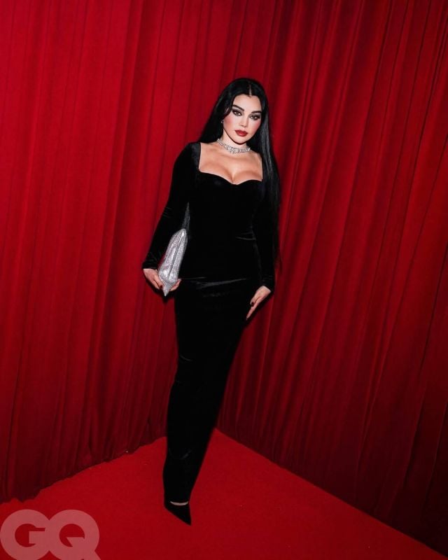 هيفا وهبي بفستان مخمل أسود