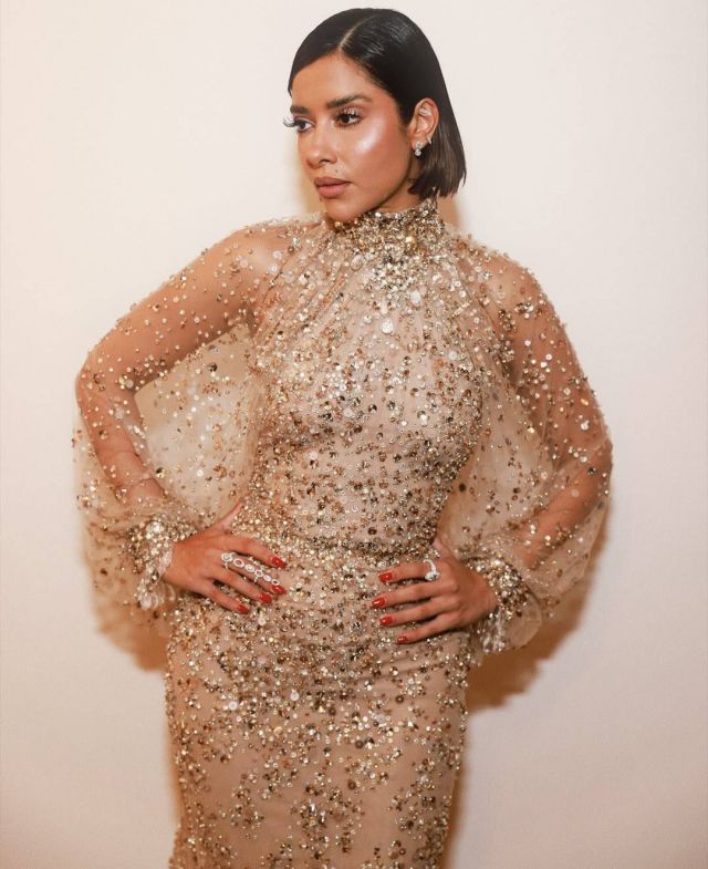 بلقيس تتمايل بدلع بفستان فخم ومجوهرات Messika