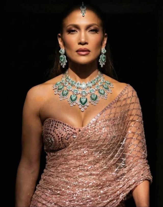 جينيفر لوبيز تتألق بالساري الهندي التقليدي