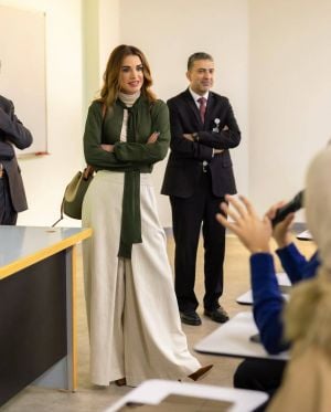 أناقة طبيعية: إطلالة متناسقة تجمع بين الكلاسيكية والعصرية