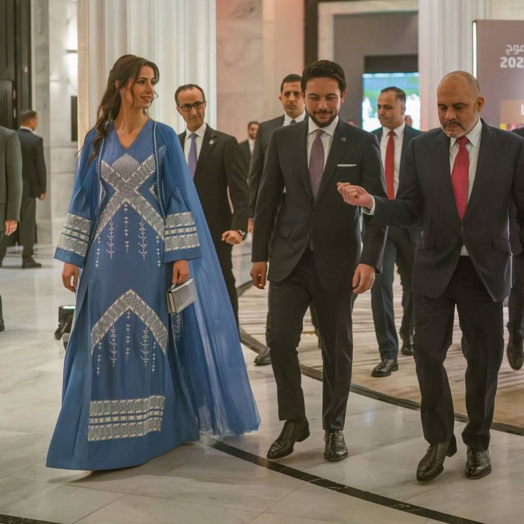 الأميرة رجوة تحتفي بالتراث بإطلالة زرقاء مفعمة بالهدوء في اليوبيل الماسي لاتحاد الكرة