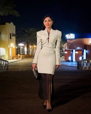 مهيرة عبد العزيز تتألق بفستان أبيض كلاسيكي مع لمسة شيفون لافتة