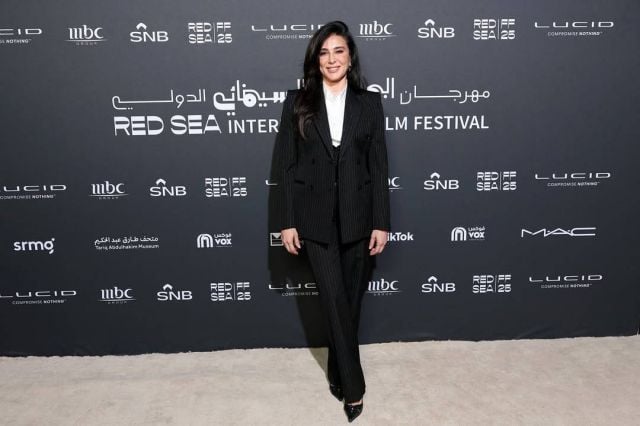 نادين لبكي بطقم أسود مع قميص أسود في مهرجان البحر الأحمر السينمائي الدولي
