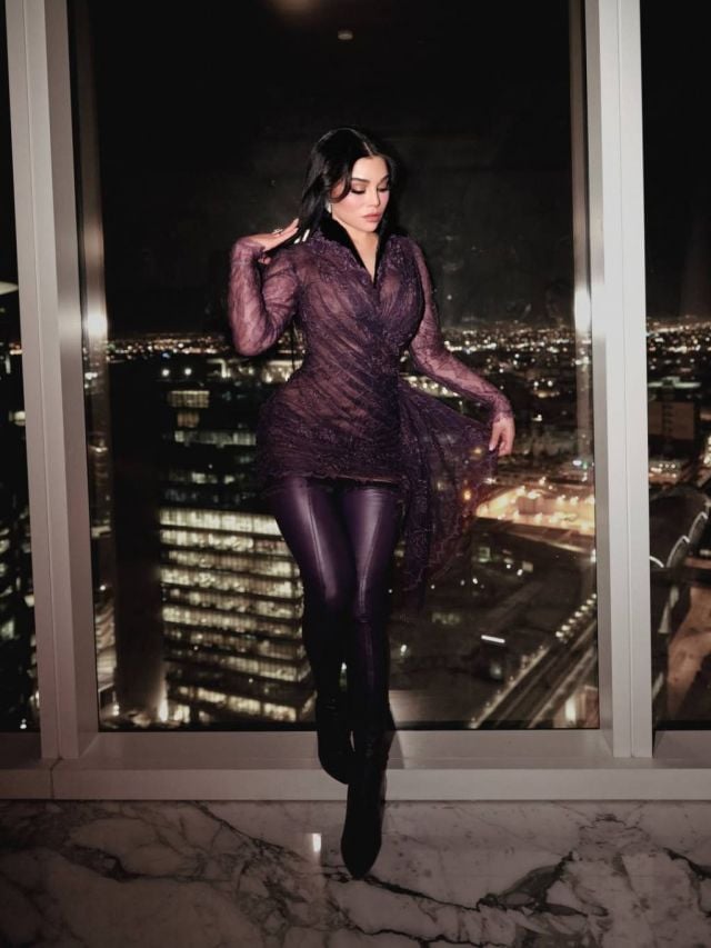 بورغندي دافئ يزيّن ظهور هيفاء وهبي في السعودية