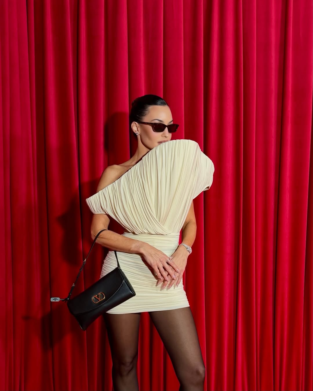 كارن وازن بفستان بياقة ملفتة كارن وازن بفستان بياقة ملفتة