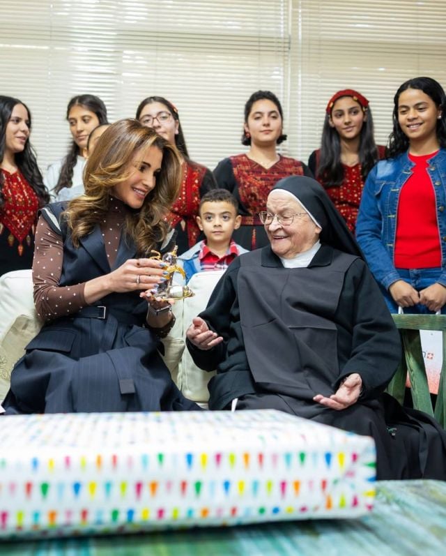 الملكة رانيا بفستان كحلي وتوب بولكا دوت بنّي