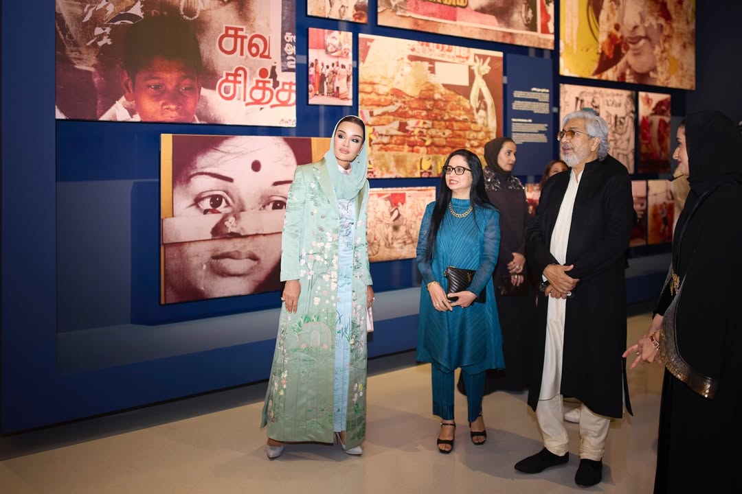 الشيخة موزا بفستان ومعطف بأسلوب منقش برسمات وردية