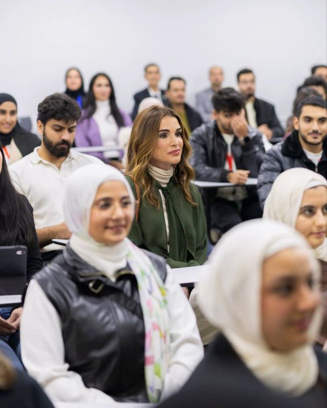 الملكة رانيا تتألق بإطلالة عصرية متناسقة في زيارتها الى لجامعة الأردنية