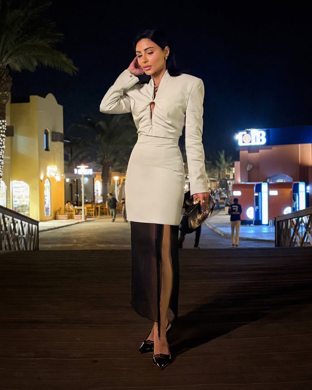 مهيرة عبد العزيز بفستان أبيض قصير وتفاصيل شيفون راقية مهيرة عبد العزيز بفستان أبيض قصير وتفاصيل شيفون راقية