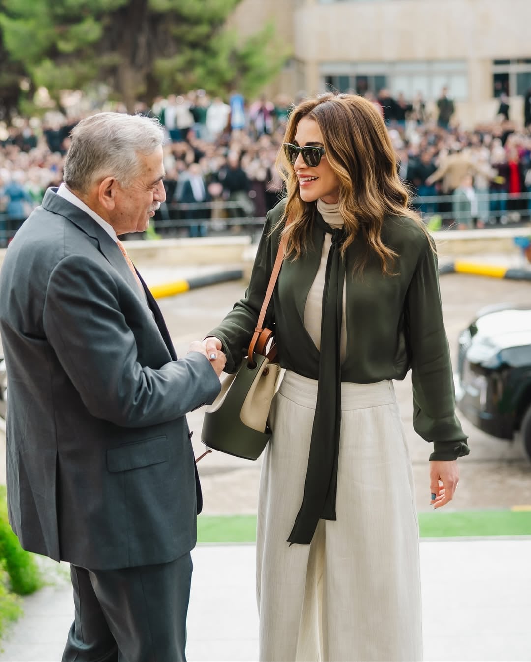 الملكة رانيا تتألق بإطلالة عصرية متناسقة في زيارتها للجامعة الأردنية الملكة رانيا تتألق بإطلالة عصرية متناسقة في زيارتها للجامعة الأردنية