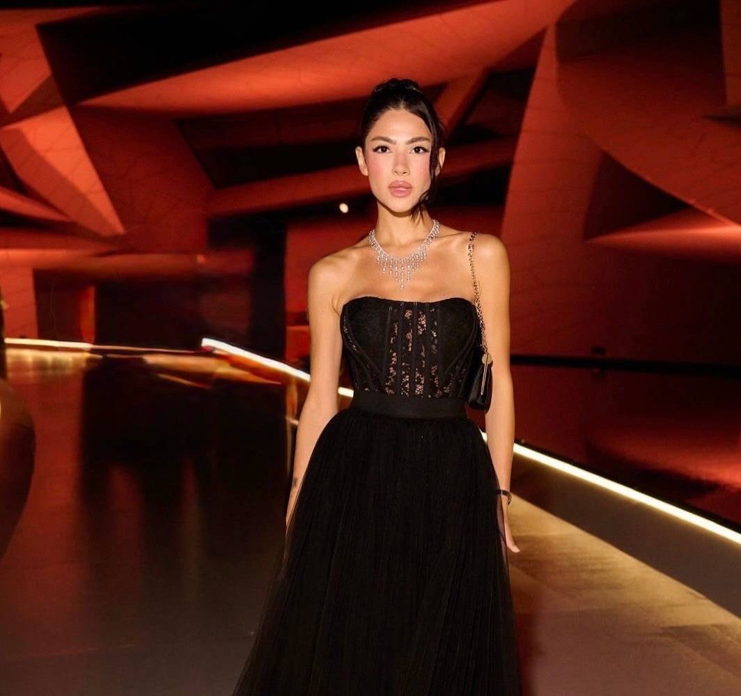 هدى المفتي تتألق بفستان أسود بدانتيل ناعم 