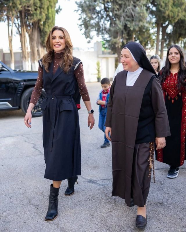 إطلالة ملكية متقنة: تنسيق ذكي وجريء للملكة رانيا في أحدث ظهور لها