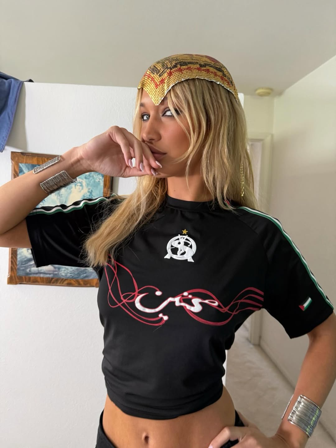 بيلا حديد بكروب توب عربية ووشاح لامع بيلا حديد بكروب توب عربية ووشاح لامع