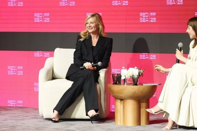 البدلات الكلاسيكية تهيمن على إطلالات النجمات في مهرجان البحر الأحمر السينمائي