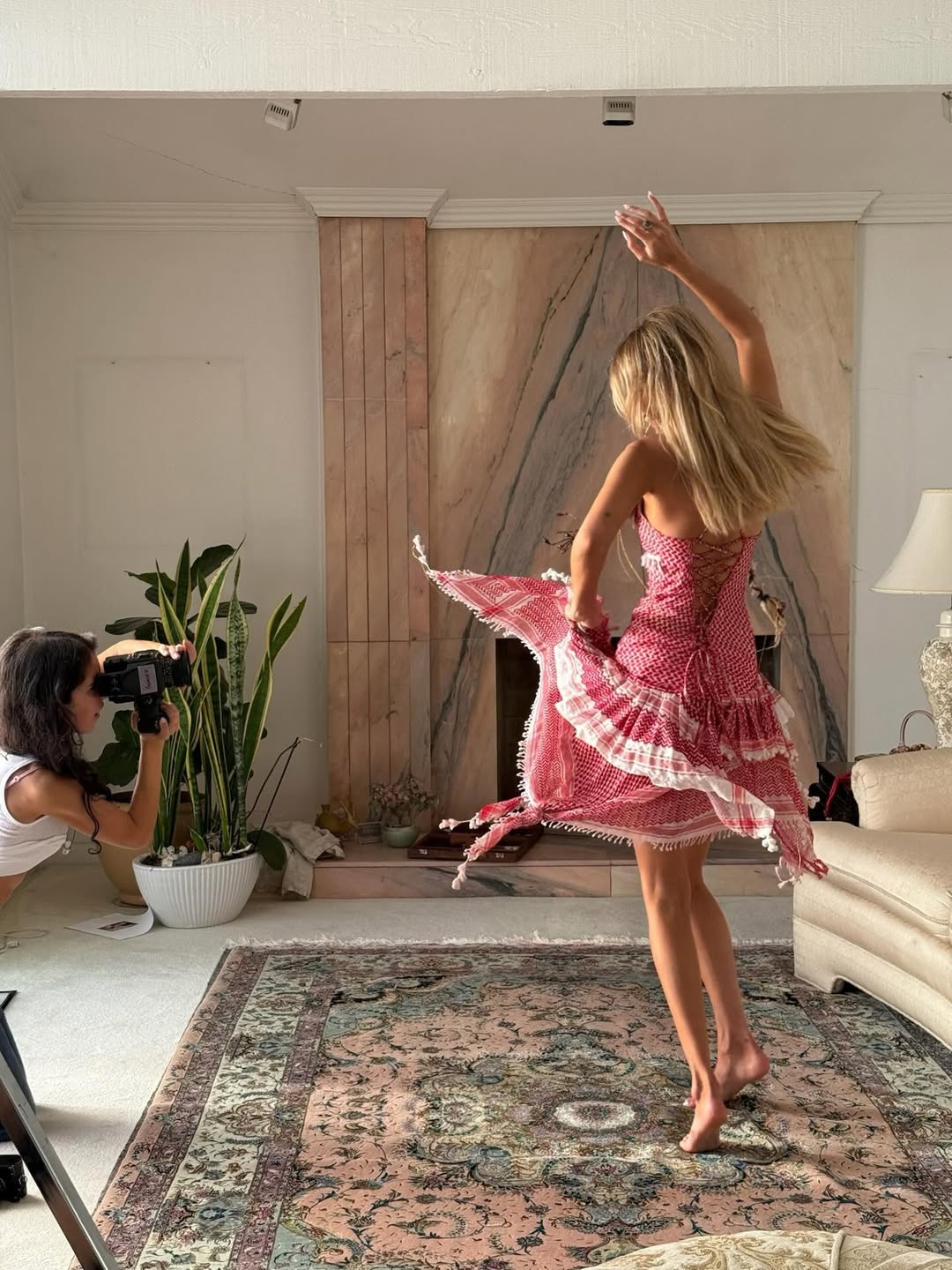 بيلا حديد تدمج التراث والموضة بفستان الكوفية الجريء بيلا حديد تدمج التراث والموضة بفستان الكوفية الجريء