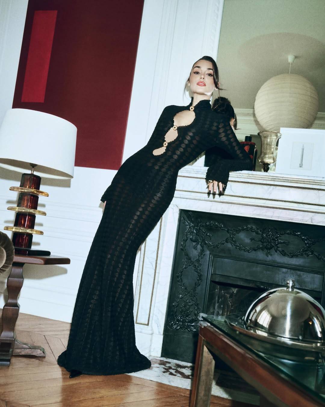 هاندا أرتشيل تخطف الأنظار بفستان أسود جريء من Nocturne