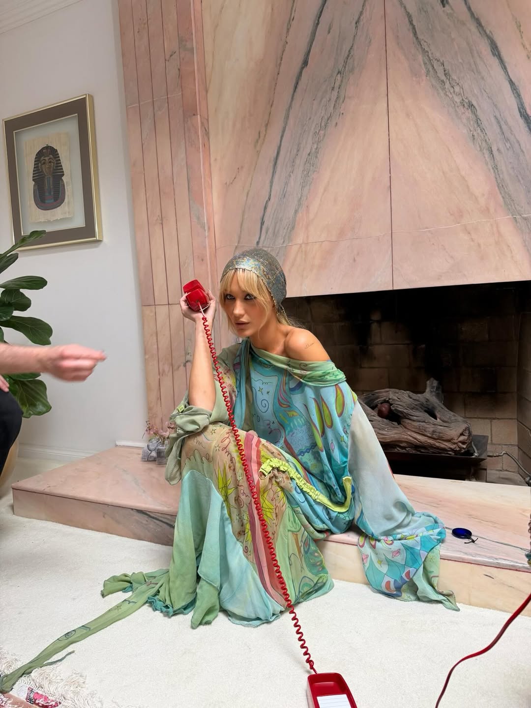 بيلا حديد بفستان شرقي واسع وألوان باستيلية ووشاح فضي بيلا حديد بفستان شرقي واسع وألوان باستيلية ووشاح فضي