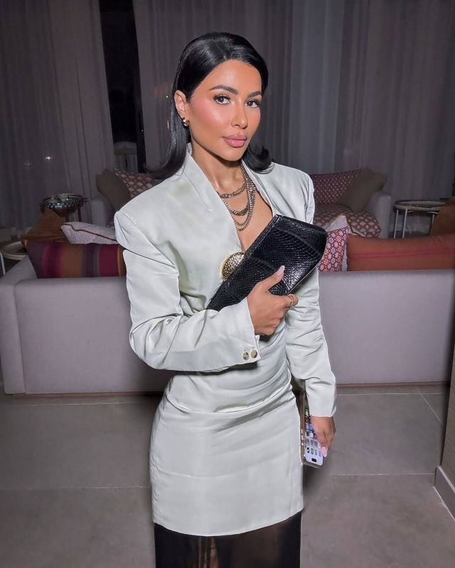 مهيرة عبد العزيز تعتمد الأبيض بأسلوب كلاسيكي مع لمسة شيفون تعزز جمال الإطلالة